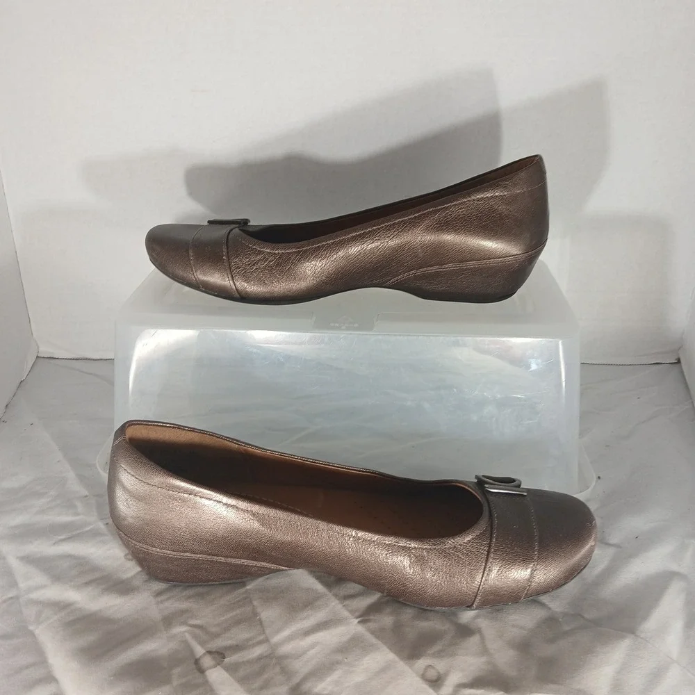 Clarks Artisan Wedge Pumps 8.5 Bronze‎ Metallic Leather Buckle Office Comfort